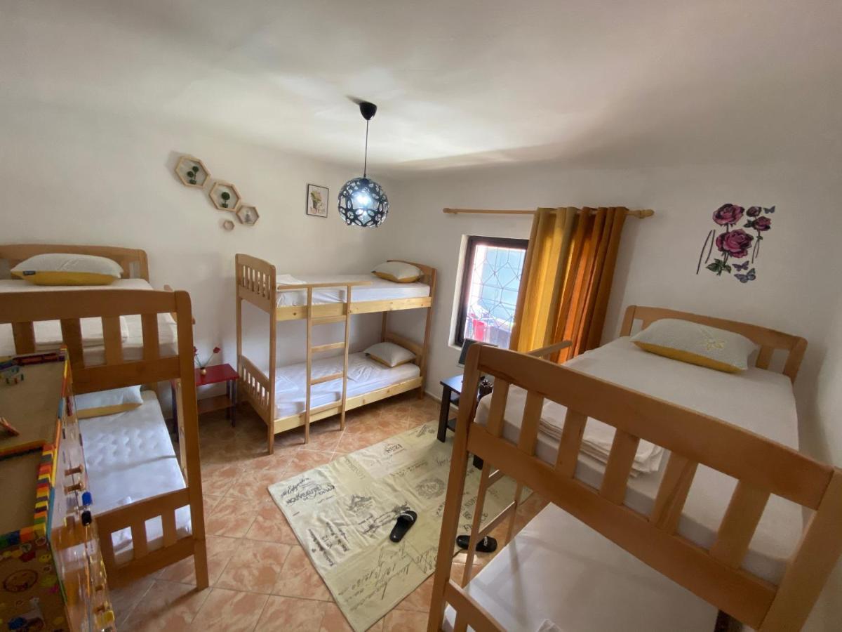 The Hood - Shkodra Backpackers Hostel Экстерьер фото