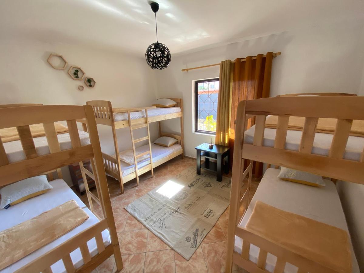 The Hood - Shkodra Backpackers Hostel Экстерьер фото